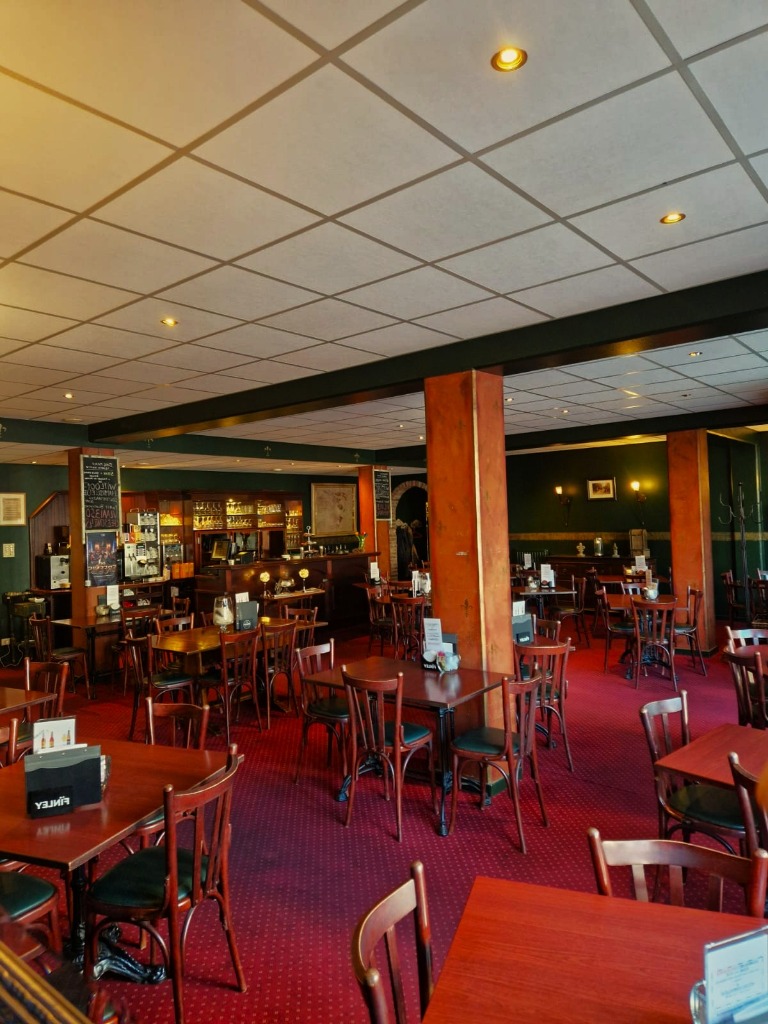 Gezellig interieur van Le Passage